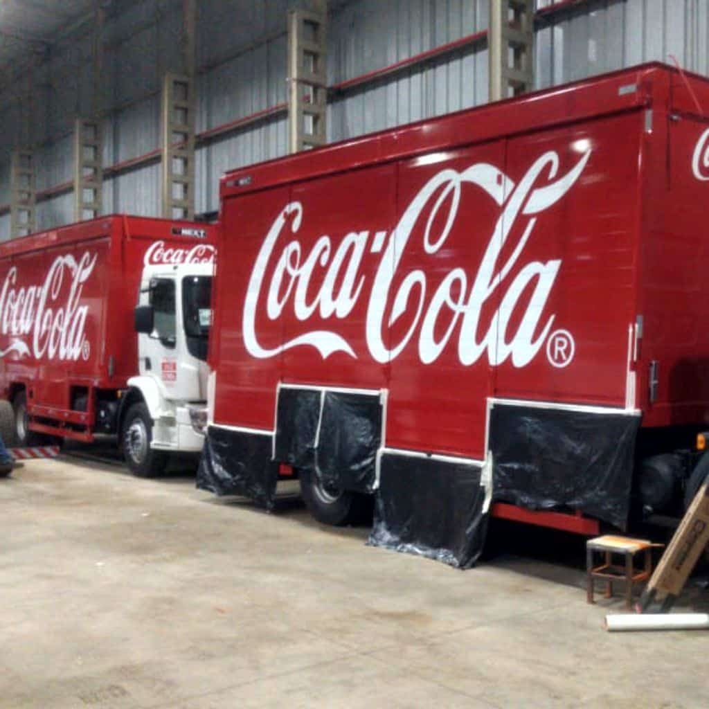 Envelopamento de Caminhões 4 adesivos personalizados envelopamento de caminhao coca cola viniartedesign